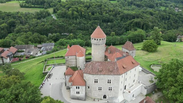 Vue a&eacute;rienne panoramique d&rsquo;un ch&acirc;teau m&eacute;di&eacute;val de Montrottier dans une vall&eacute;e de montagne et collines, France, Europe