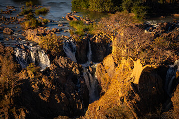 Epupa Falls in Namibia zum Sonnenuntergang, Epupafälle oder auch Monte-Negro-Fälle am Kunene...