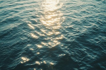 Naklejka premium Aerial view of serene water showcasing subtle wave patterns reflecting sunlight