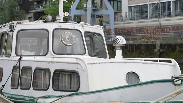 Barkassen Boot liegt in der Speicherstadt am Hamburger Hafen
