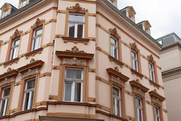 Fototapeta premium A large and impressive building featuring numerous windows prominently positioned at the corner of the structure, enhancing its appeal