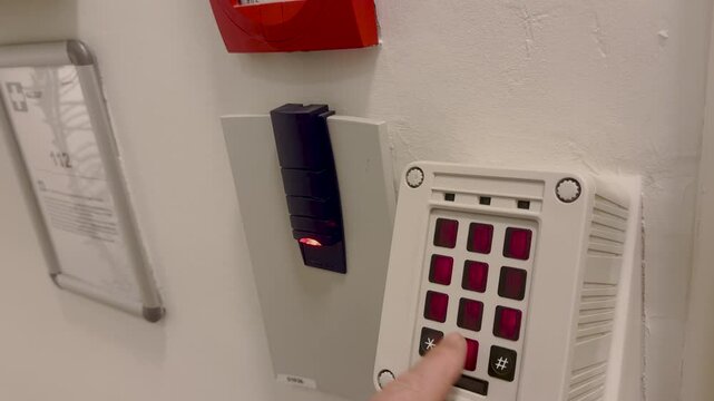 Zutrittssystem in einem Rechenzentrum mit Zahlencode 