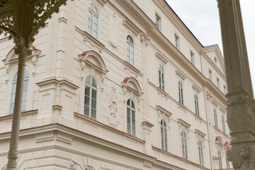 Obraz premium A very large white building featuring a beautiful statue prominently placed in front of it, showcasing its impressive architecture and elegance