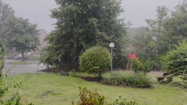 Regenschauer und ablaufendes Regenwasser nach einer Trockenzeit im Sommer