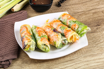 Vietnamese spring roll with prawn and mango