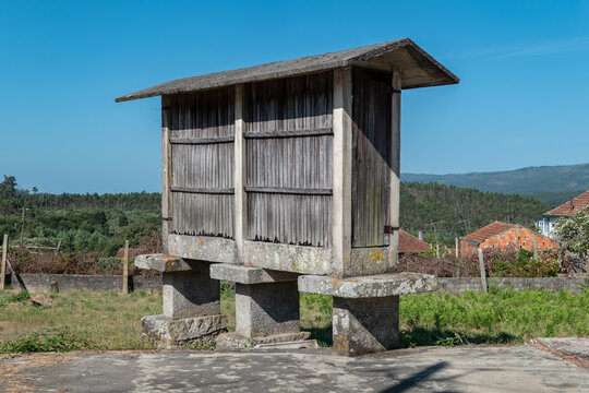 Tradicional espigueiro para secagem de milho ou outros produtos agr&iacute;colas numa fazenda rural