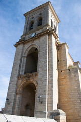 Iglesia con campanario de Pampliega, España y casas rústicas de piedra