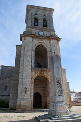 Iglesia con campanario de Pampliega, España y casas rústicas de piedra