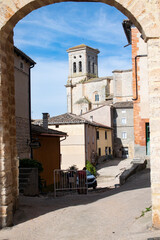 Vista de la Iglesia de Pampliega, España y el arco de su muralla