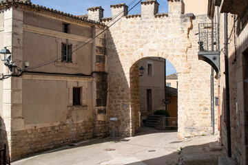 Vista de la Iglesia de Pampliega, España y el arco de su muralla
