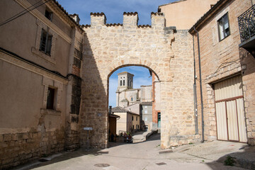 Vista de la Iglesia de Pampliega, España y el arco de su muralla