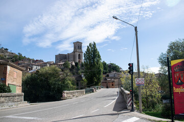 Vista de la Iglesia de Pampliega, Burgos (España) desde la carretera del puente