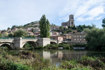 Fototapeta premium Vista de Pampliega (Burgos), España desde el río y un puente 