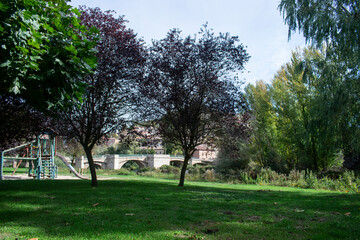 Parque y jardines verdes en un día soleado situado en Pampliega (Burgos), España