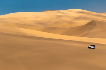 Sandwich Harbour in Namibia mit einem 4x4 Fahrzeug - eine Landschaft zwischen Dünen, Wüste und dem Atlantik, Wüstentour mit einem Geländewagen