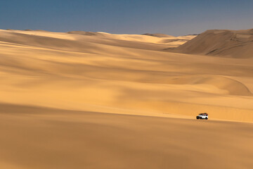 Sandwich Harbour in Namibia mit einem 4x4 Fahrzeug - eine Landschaft zwischen Dünen, Wüste und dem Atlantik