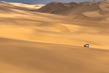 Sandwich Harbour in Namibia mit einem 4x4 Fahrzeug - eine Landschaft zwischen Dünen, Wüste und dem Atlantik