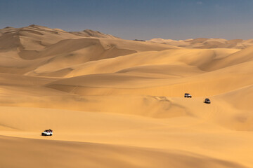Sandwich Harbour in Namibia mit einem 4x4 Fahrzeug - eine Landschaft zwischen D&uuml;nen, W&uuml;ste und dem Atlantik