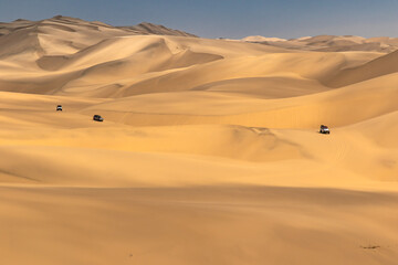 Sandwich Harbour in Namibia mit einem 4x4 Fahrzeug - eine Landschaft zwischen Dünen, Wüste und dem Atlantik