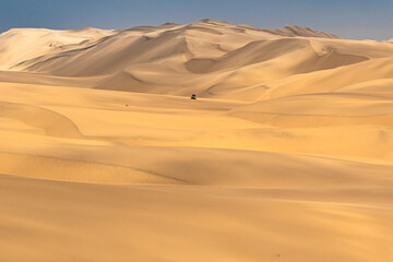Sandwich Harbour in Namibia mit einem 4x4 Fahrzeug - eine Landschaft zwischen Dünen, Wüste und dem Atlantik