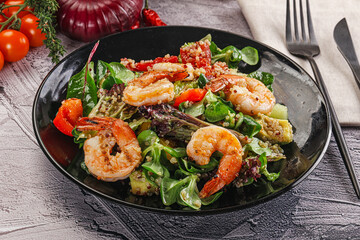 Salad with prawn and quinoa