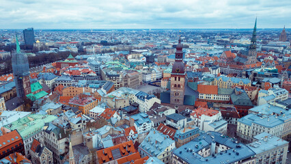Obraz premium A panoramic view of Riga’s historic architecture and rooftops under cloudy skies during late afternoon light