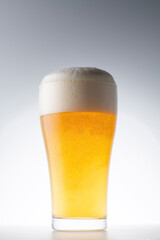 グラスに注いだ冷えた美味しいビール

