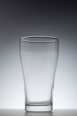 何も入ってない透明な空のグラス