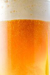 グラスに注いだ冷えた美味しいビール
