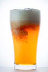 グラスに注いだ冷えた美味しいビール
