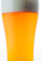 グラスに注いだ冷えた美味しいビール
