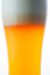 グラスに注いだ冷えた美味しいビール
