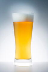 グラスに注いだ冷えた美味しいビール
