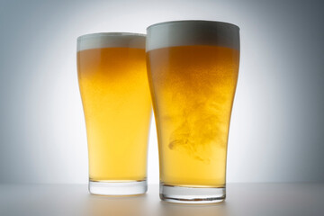 グラスに注いだ冷えた美味しいビール
