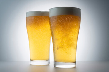 グラスに注いだ冷えた美味しいビール
