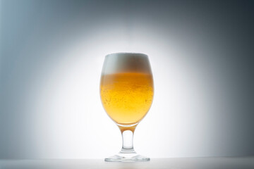 グラスに注いだ冷えた美味しいビール
