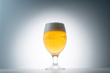 グラスに注いだ冷えた美味しいビール
