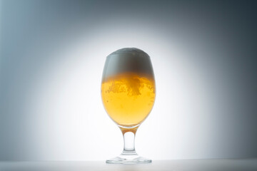 グラスに注いだ冷えた美味しいビール
