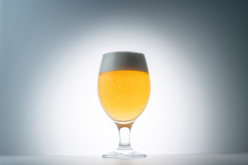 グラスに注いだ冷えた美味しいビール
