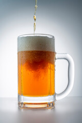 グラスに注いだ冷えた美味しいビール
