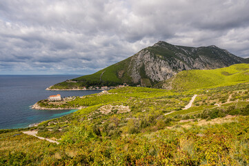 Piękne górzyste wybrzeże morza Adriatyckiego. Fotografia wykonana w okolicy miejscowości Trstenik na półwyspie Peljesac.  © Arsky