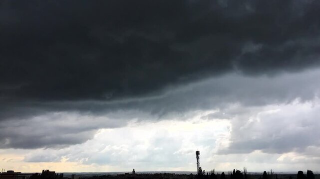 V&iacute;deo de nubes de tormenta recorriendo el cielo. Time lapse de una tormenta recorriendo el cielo del barrio de Montecarmelo en Madrid, Espa&ntilde;a.