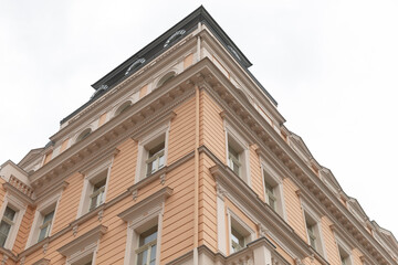 Fototapeta premium A large and impressive building with a large clock prominently displayed on the top of it, making it a notable landmark in the skyline
