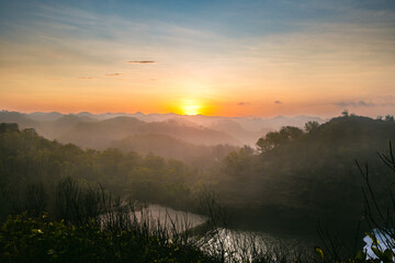 Obraz premium Breathtaking panoramic view of a valley bathed in the warm glow of the rising sun
