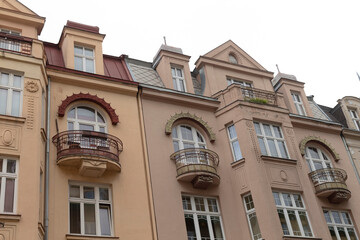 Obraz premium The structure features an extensive number of windows and numerous balconies, adding to its aesthetic appeal and functionality