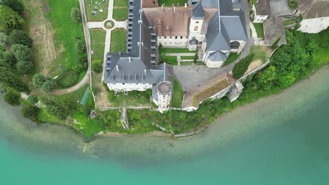 Vue a&eacute;rienne panoramique de monast&egrave;re, l&rsquo;Abbaye d'Hautecombe en bord de lac du Bourget, France, Europe
