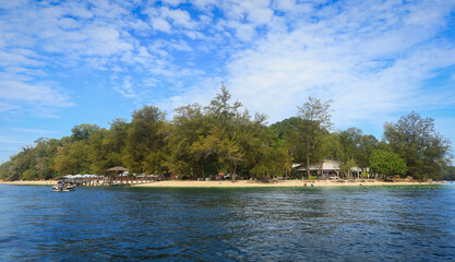 Fototapeta premium Explore the serene beaches and lush scenery of Mamutik Island in Malaysia on a sunny day