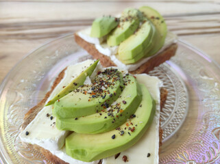 Vollkorntoast mit Avocado und Camembert