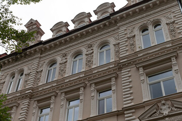 Obraz premium There is a large and impressive building that features a substantial number of windows, providing a distinctive appearance and character