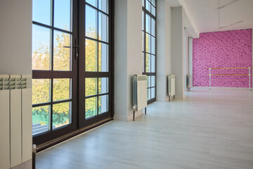 Fototapeta premium This bright studio boasts modern decor, abundant light, and a welcoming atmosphere for creativity